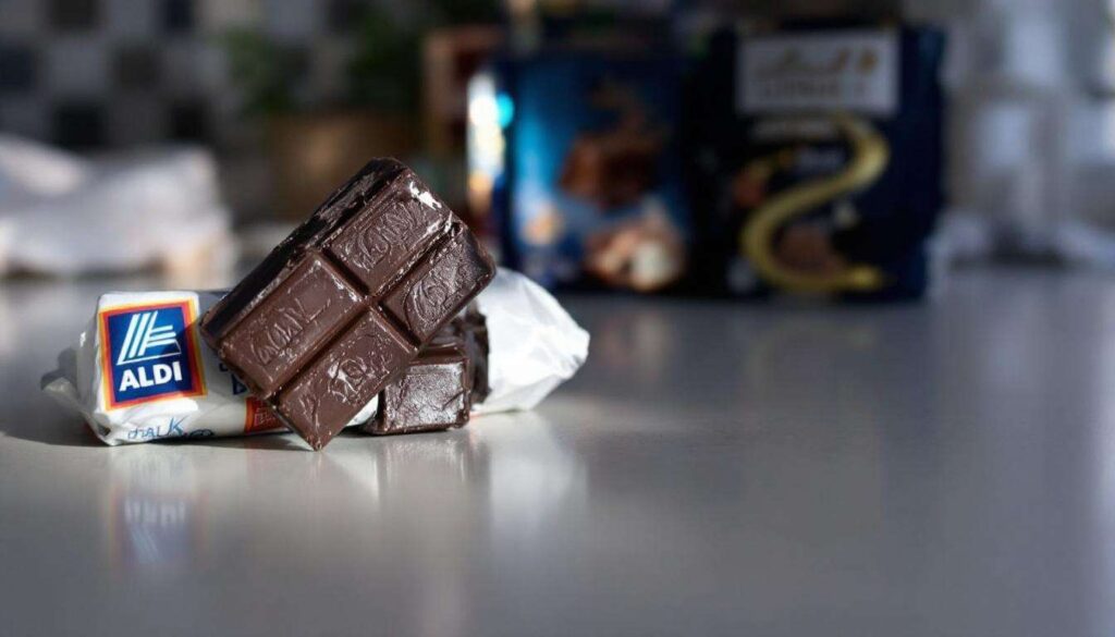 Nach Testfazit: Die Aldi-Bitterschokolade schlägt Lindt – nicht nur beim Preis!